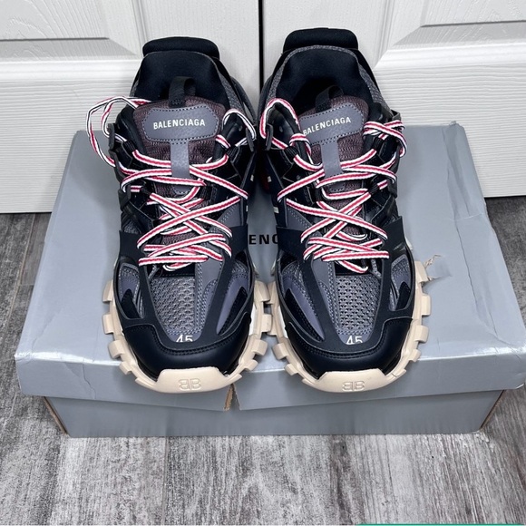 Track Balenciaga’s - Picture 2 of 4